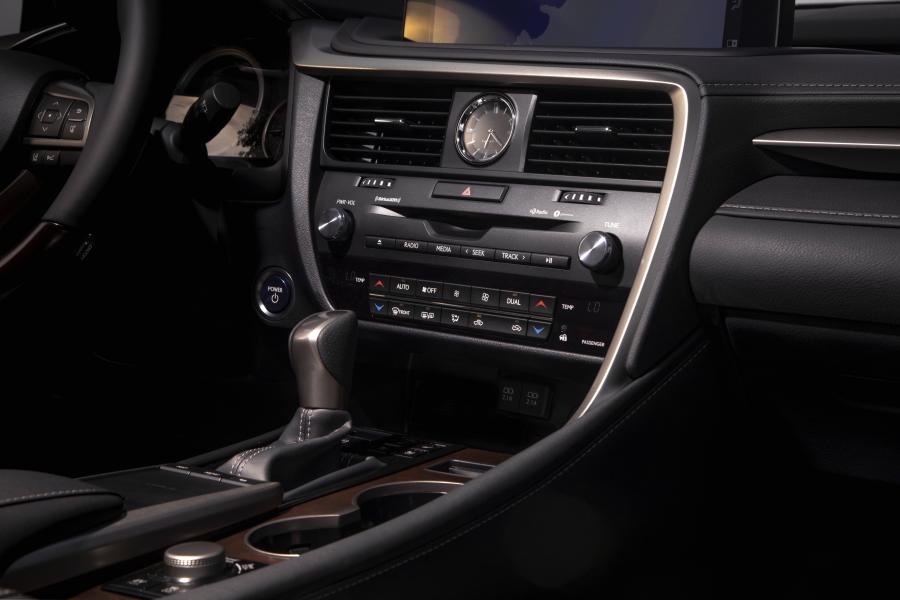 Детали интерьера Lexus RX450h F-Sport 2019 года  (NA) (фото 5 из 37)